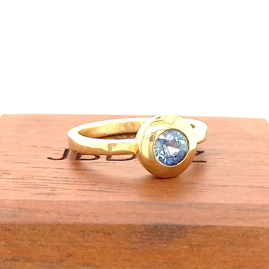JBD Mid-blue Sapphire Yellow Gold Ring